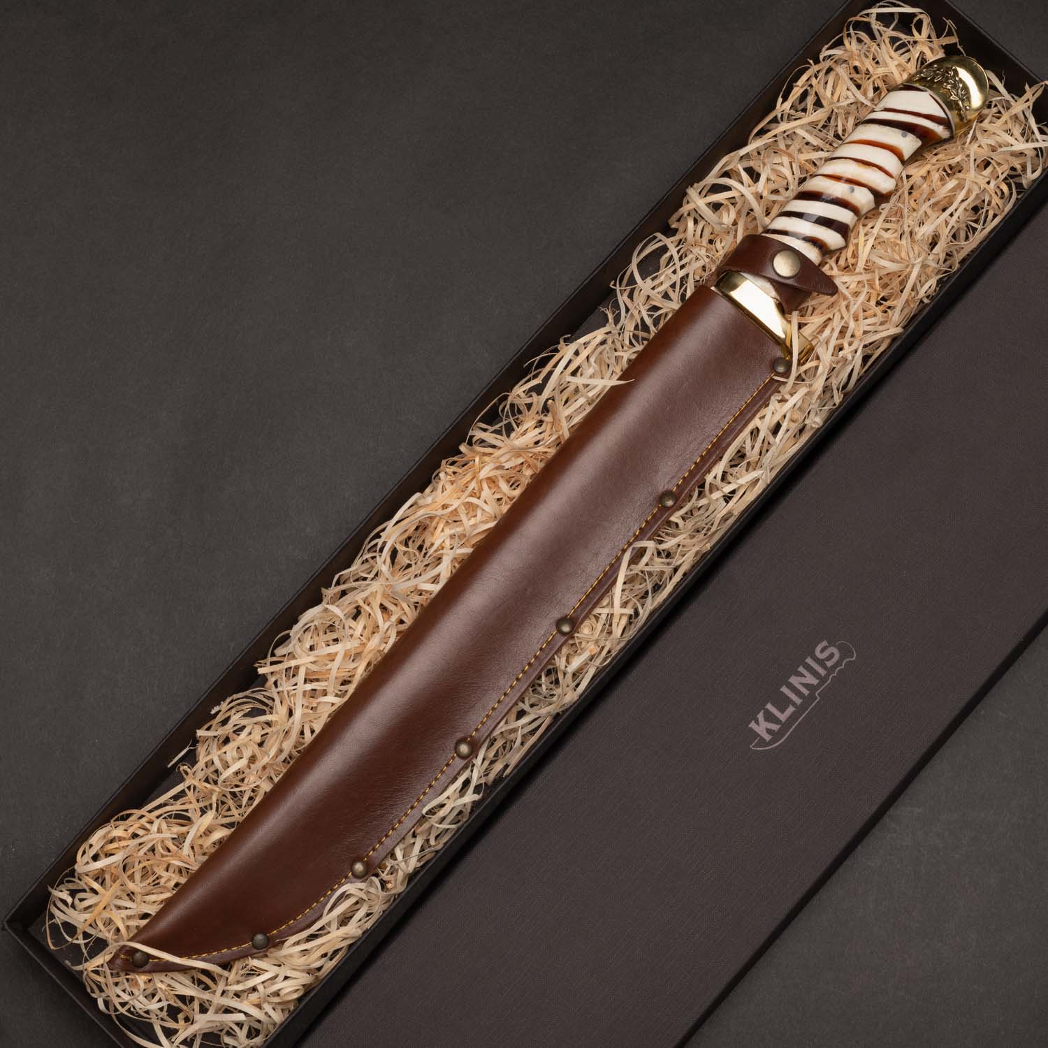 Γίγας βασίλισσα με δερμάτινη θήκη στο κουτί