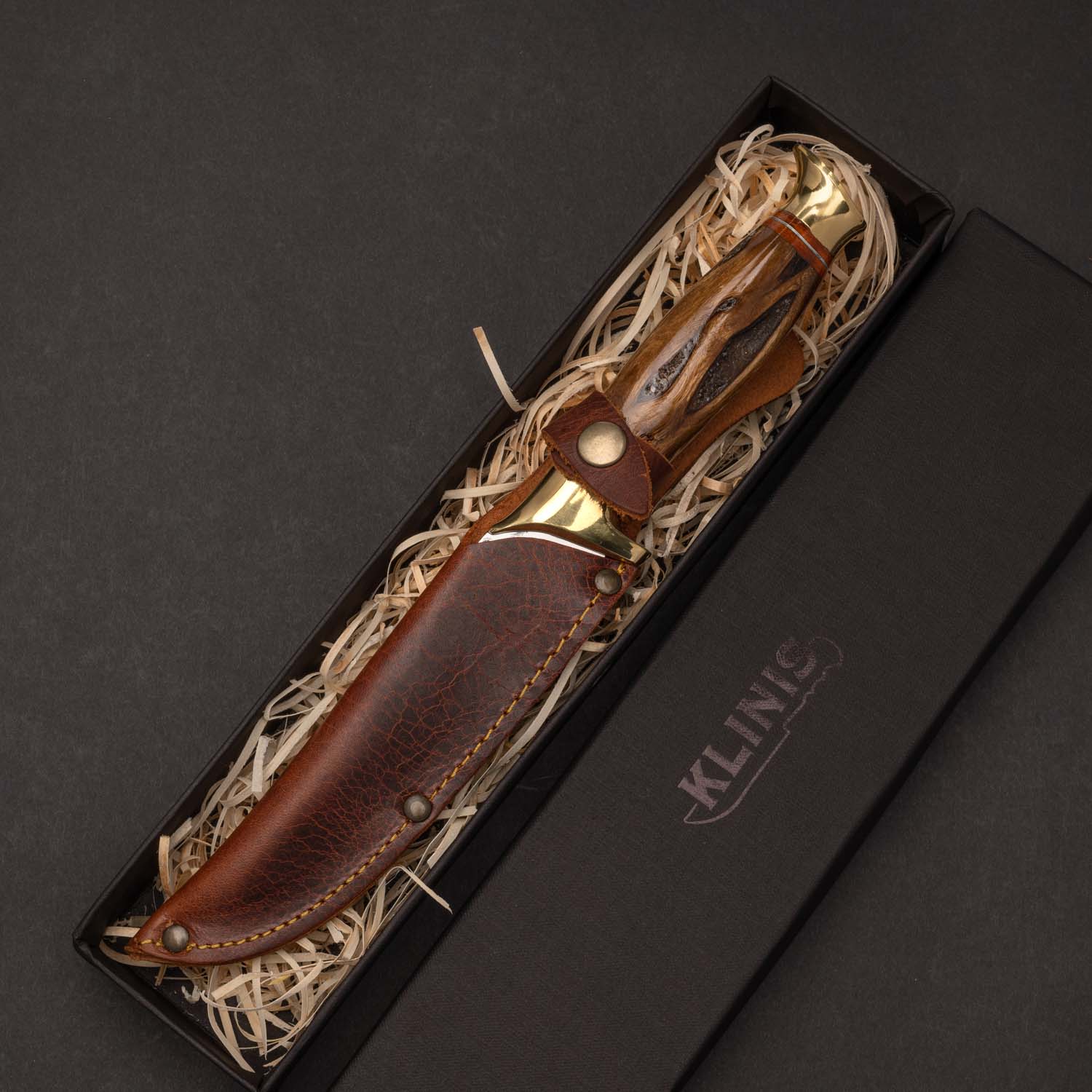 Dagger_from_local_bush_wood_1 Μαχαίρι κυνηγού με λαβή από αγριόξυλο και μπρούτζινα εξαρτήματα σε δερμάτινη θήκη μέσης μέσα σε χάρτινο κουτί