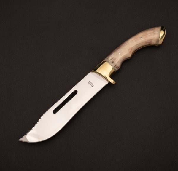 Μαχαίρι για κυνήγι με χερούλι από άσπρο κέρατο κριού και μπρούτζινα στηρίγματα