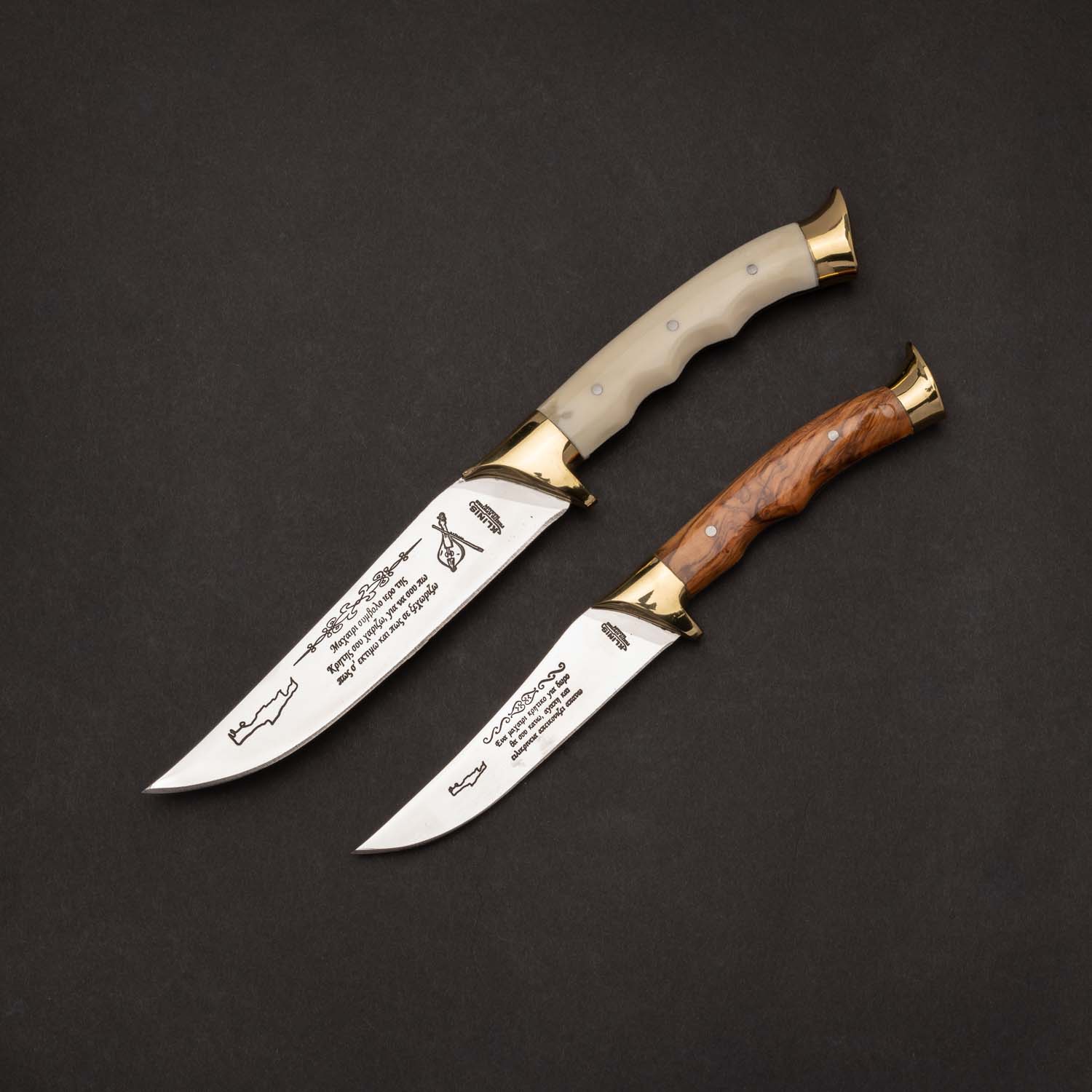 δύο μεγέθη κυνηγετικών μαχαιριών με χειροφυλακτήρα και δάκρυ τελείωμα μπρούτζινα