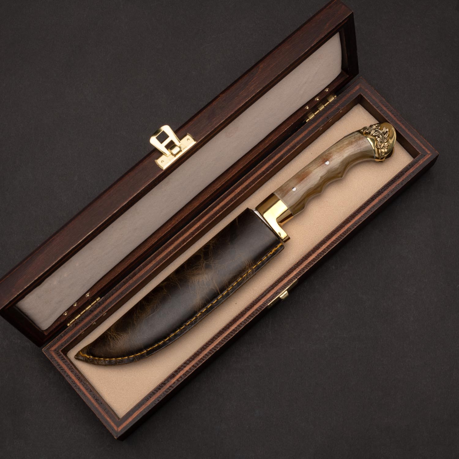 Βασίλισσα με λαβή από άσπρο κέρατο κριού διακοσμημένη από μπρούτζινα στηρίγματα σε δερμάτινη θήκη μέσα σε ξύλινο κουτί πολυτελείας