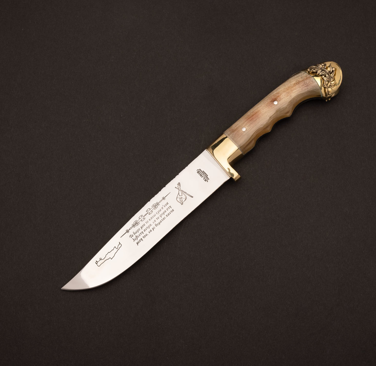 Βασίλισσα με λαβή από άσπρο κέρατο κριού διακοσμημένη από μπρούτζινα στηρίγματα