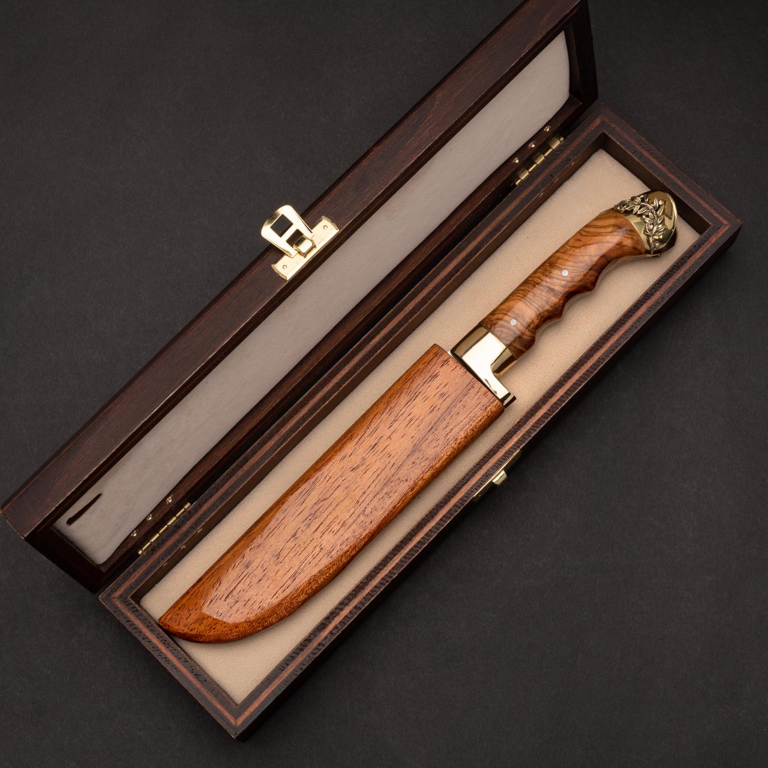 Βασίλισσα σκαφιδωτή με λαβή από ξύλο ελιάς μπρούτζινο στήριγμα και διακοσμητικό σε ξύλινη θήκη μέσα σε ξύλινο κουτί πολυτελείας