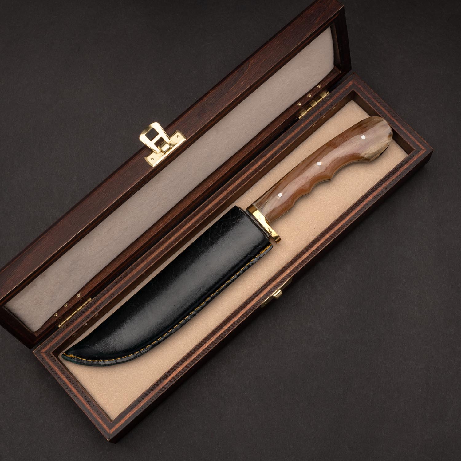 Σούστα με άσπρο κέρατο με δερμάτινη θήκη σε ξύλινο κουτί