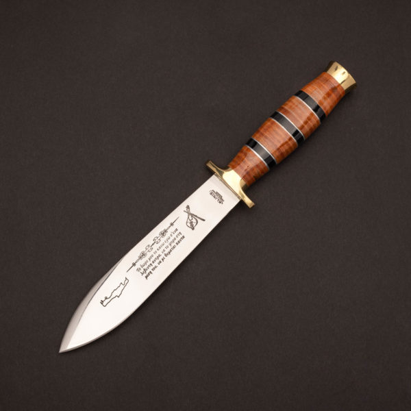 Μαχαίρι με δίκοπη λάμα και λαβή από κομμάτια δέρμα και plexiglass δεμένο με μπρούτζινα στηρίγματα