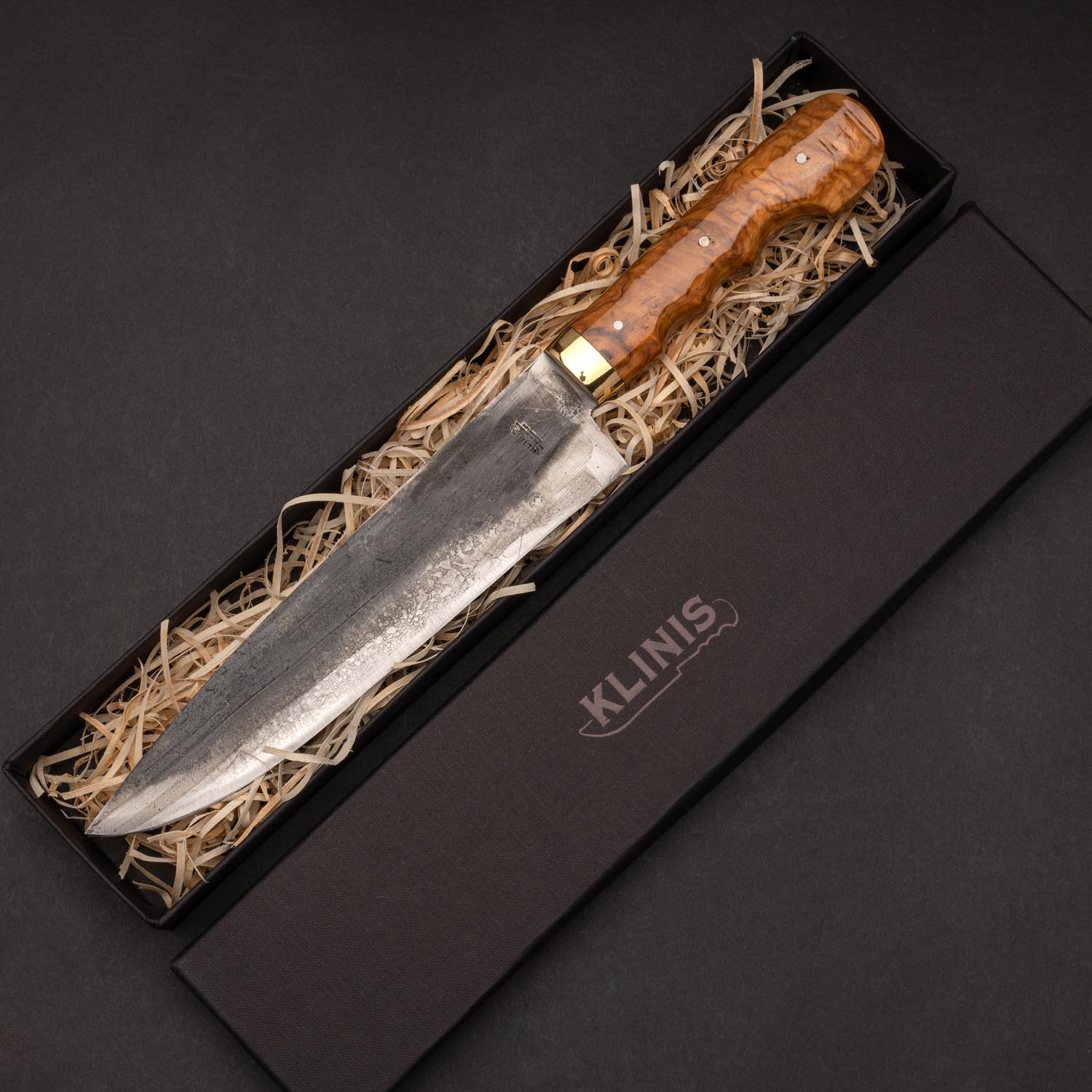 Μαχαίρι σεφ με χερούλι από ξύλο ελιάς και λάμα από σούστα σε χάρτινη κασετίνα