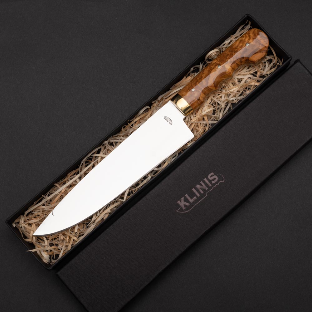 Μαχαίρι σεφ με χερούλι από ξύλο ελιάς και μπρούτζινο διακοσμητίκο σε χάρτινο κουτί