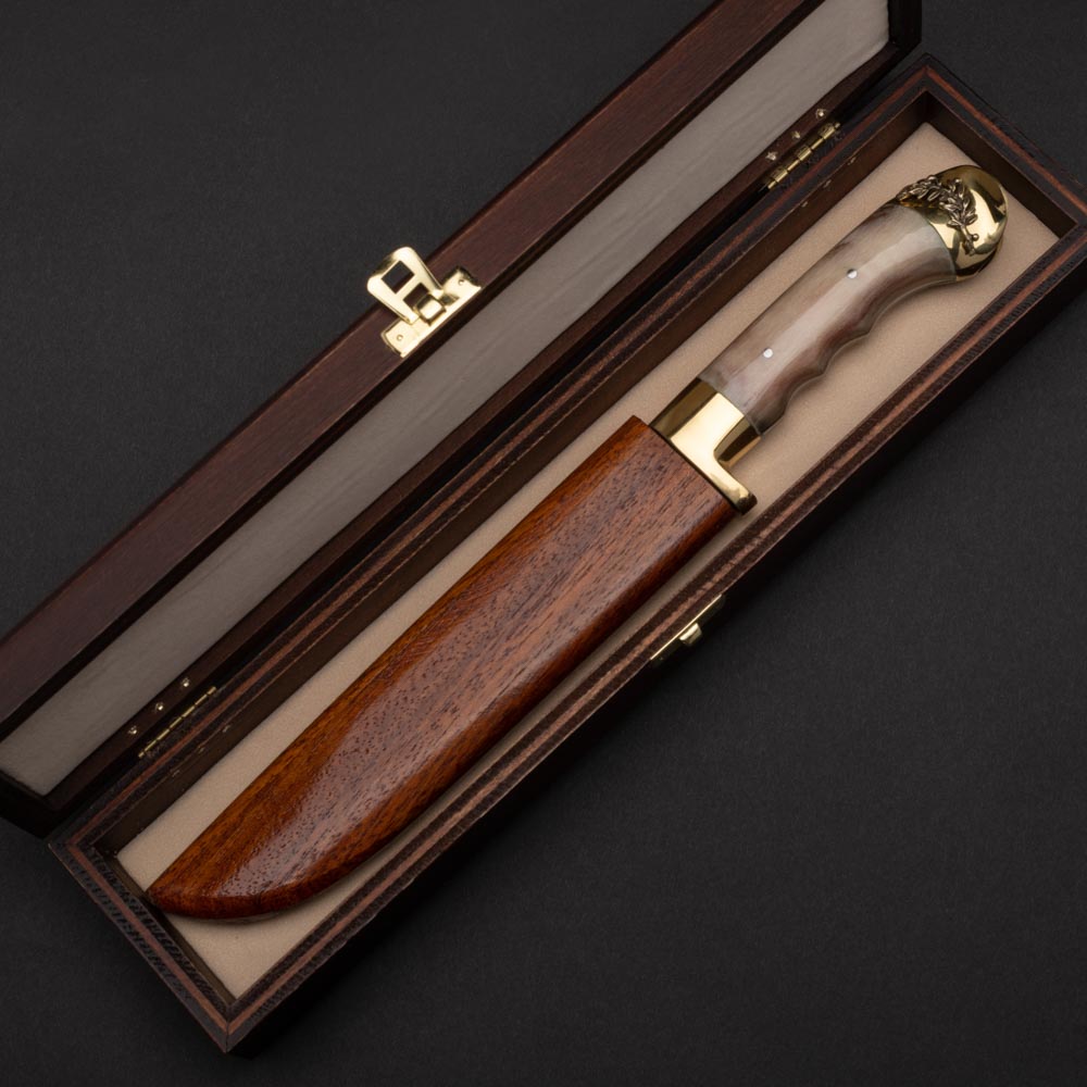 Βασίλισσα σκαφιδωτή με λαβή από άσπρο κέρατο και μπρούτζινα στηρίγματα σε ξύλινη θήκη μέσα σε ξύλινο κουτί