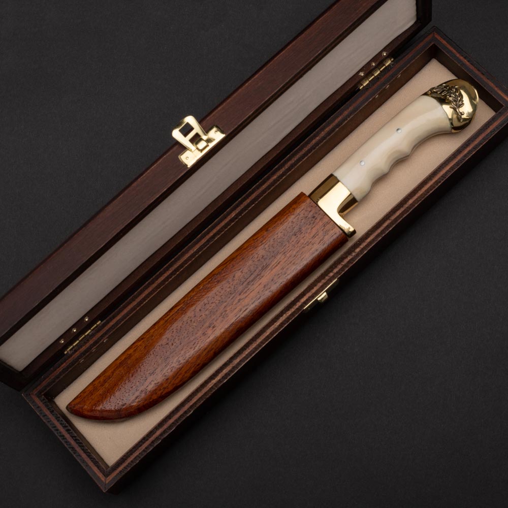 Βασίλισσα σκαφιδωτή με λαβή από κόκκαλο από μοσχάρι και μπρούτζινα στηρίγματα σε ξύλινη θήκη μέσα σε ξύλινο κουτί