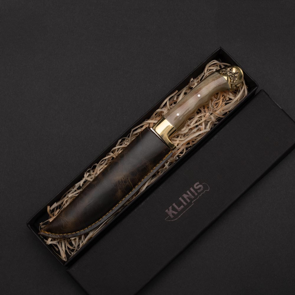 Βασίλισσα με λαβή από άσπρο κέρατο κριού διακοσμημένη από μπρούτζινα στηρίγματα σε δερμάτινη θήκη μέσα σε χάρτινο κουτί πολυτελείας