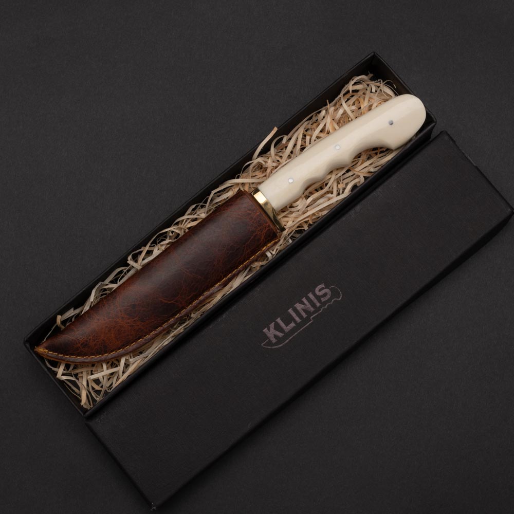 Μαχαίρι σούστα με λαβή από κόκκαλο μοσχαριού σε δερμάτινη χειροποίητη θήκη μέσα σε χάρτινο κουτί