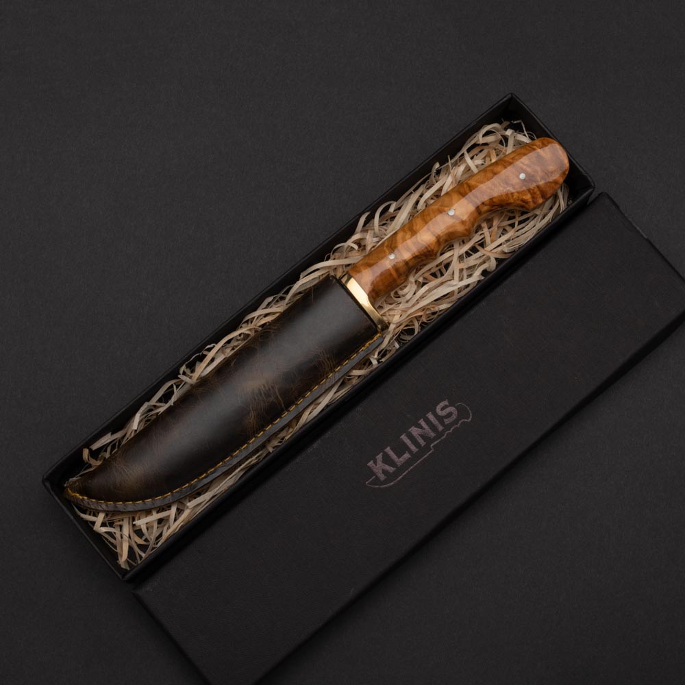 Μαχαίρι σούστα με χερούλι από ξύλο ελιάς σε δερμάτινη χειροποίητη θήκη μέσα σε χάρτινο κουτί