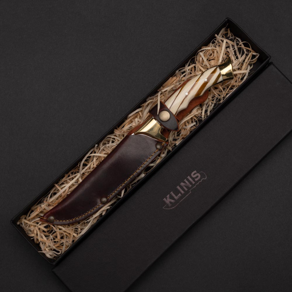 Μαχαίρι για κυνήγι με λαβή από κόκκαλο και υγρό γυαλί μπρούτζινο εξάρτημα και δάκρυ τελείωμα σε δερμάτινη θήκη μέσα σε χάρτινο κουτί
