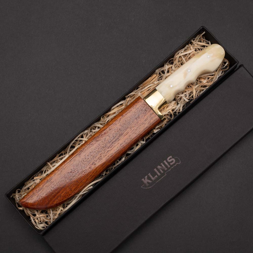 Μαχαίρι σκαφιδωτό με λαβή από κόκκαλο μοσχαριού και μπρούτζινο χειροφυλακτήρα σε ξύλινη θήκη μέσα σε χάρτινο κουτί