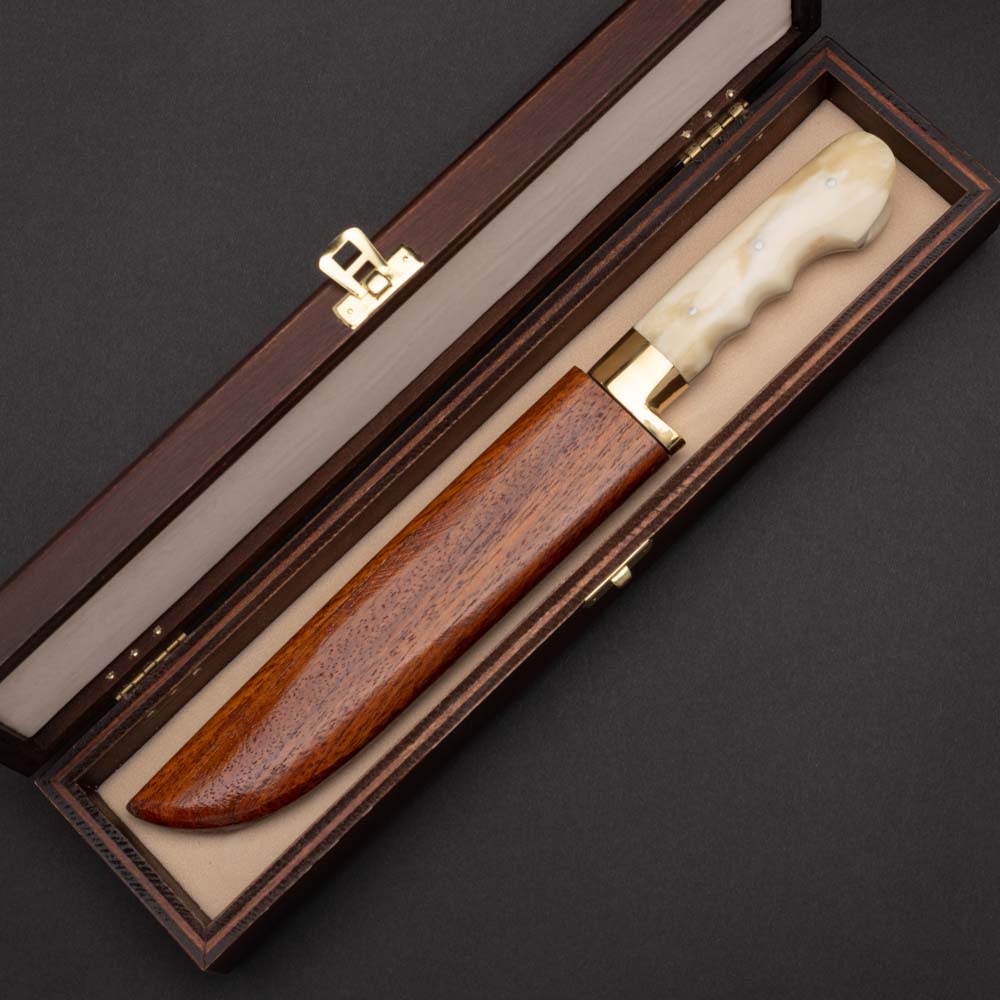 Μαχαίρι σκαφιδωτό με λαβή από κόκκαλο αγελάδας και μπρούτζινο χειροφυλακτήρα σε ξύλινη θήκη μέσα σε ξύλινο κουτί