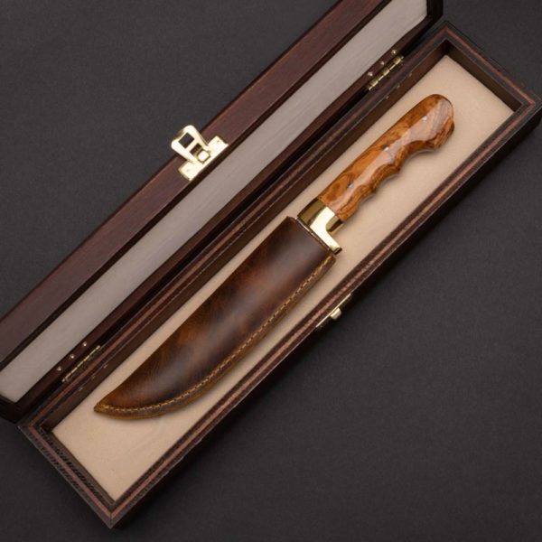 Μαχαίρι βοσκομάχαιρο με λαβή από ξύλο ελιάς και μπρούτζινο χειροφυλακτήρα σε δερμάτινη θήκη μέσα σε ξύλινο κουτί
