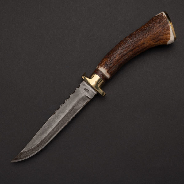 Κυνηγετικό μαχαίρι με λάμα από δαμασκηνό ατσάλι μπρούτζινο χειροφυλακτήρα και λαβή από και ολόκληρο κέρατο ελαφιού