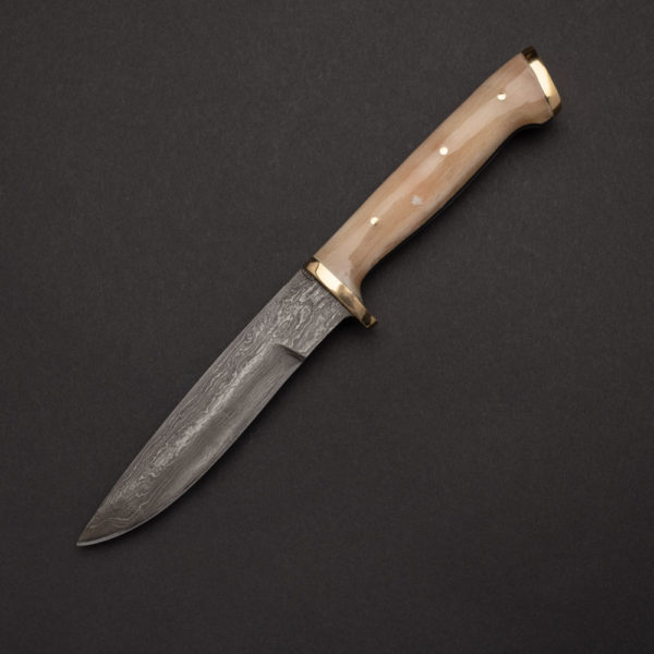 Κυνηγετικό μαχαίρι με λάμα από δαμασκηνό ατσάλι μπρούτζινο χειροφυλακτήρα και λαβή από και κέρατο κριού