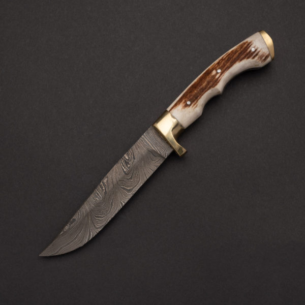 Κυνηγετικό μαχαίρι με λάμα από δαμασκηνό ατσάλι μπρούτζινο χειροφυλακτήρα και λαβή από και κέρατο ελαφιού