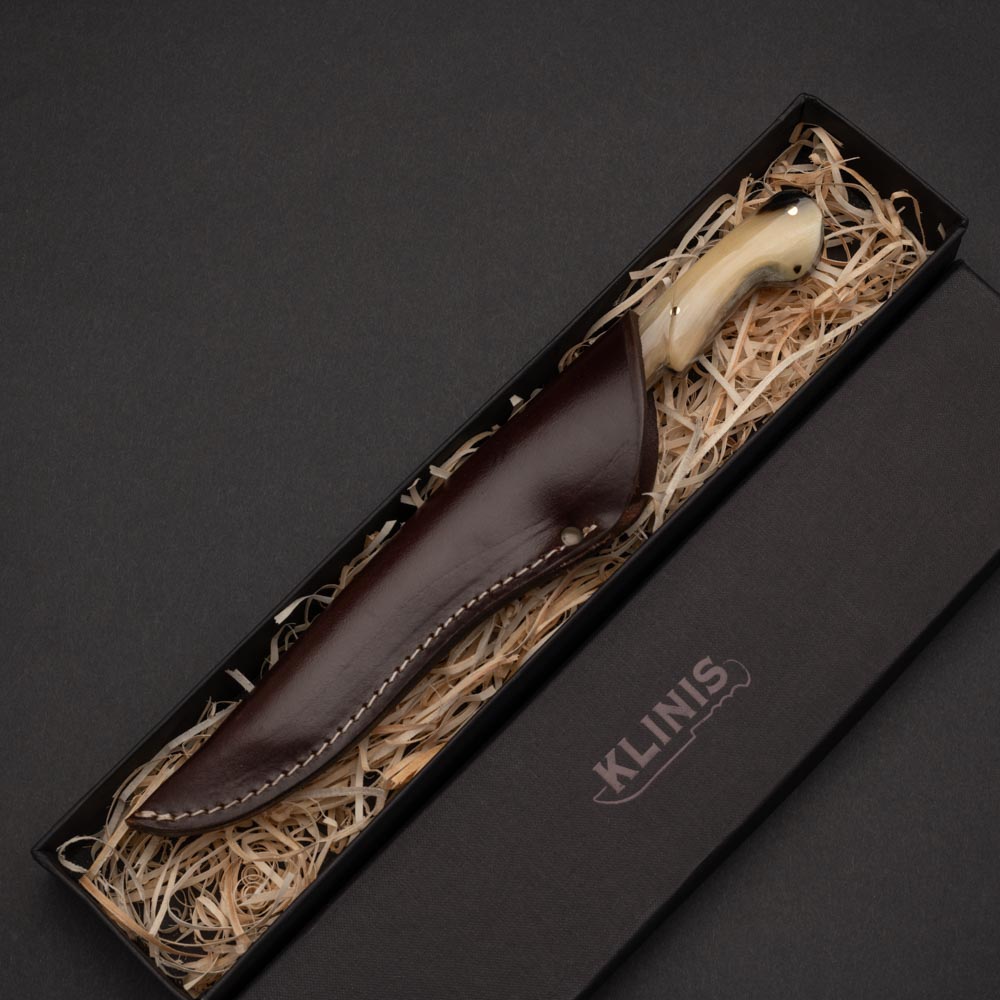 Μαχαίρι του βοσκού με λάμα από δαμασκηνό ατσάλι μπρούτζινο χειροφυλακτήρα και λαβή από κέρατο κριού σε δερμάτινη θήκη μέσα σε χάρτινο κουτί