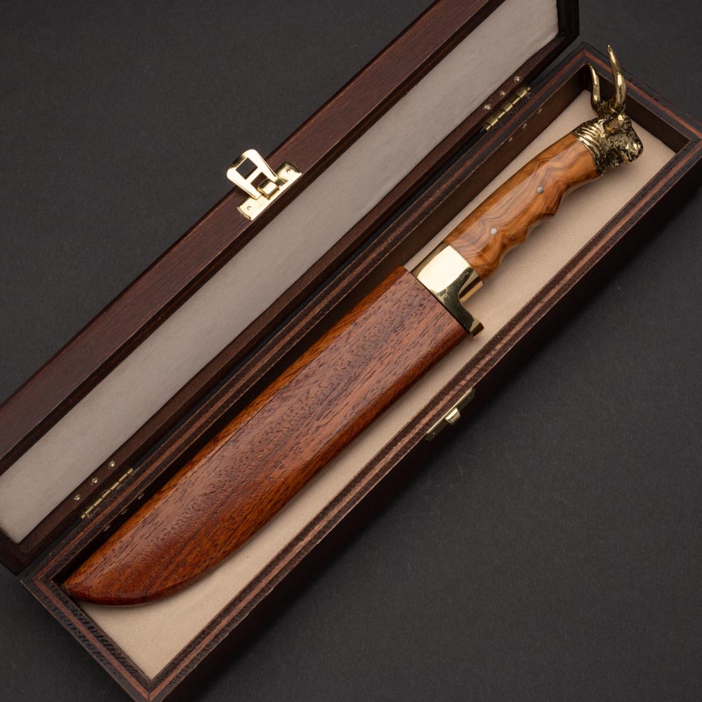 Μαχαίρι σκαφιδωτό με λάμα από ανοξείδωτο ατσάλι λαβή από ξύλο ελιάς μπρούτζινο στήριγμα και μπρούτζινο κεφάλι ταύρου με ξύλινη θήκη μέσα σε ξύλιινο κουτί