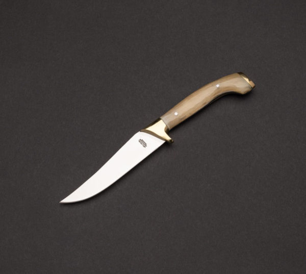 Μαχαίρι κλίνης για κυνήγι με λαβή από κέρατο με πλακέ τελείωμα μπρούτζινα