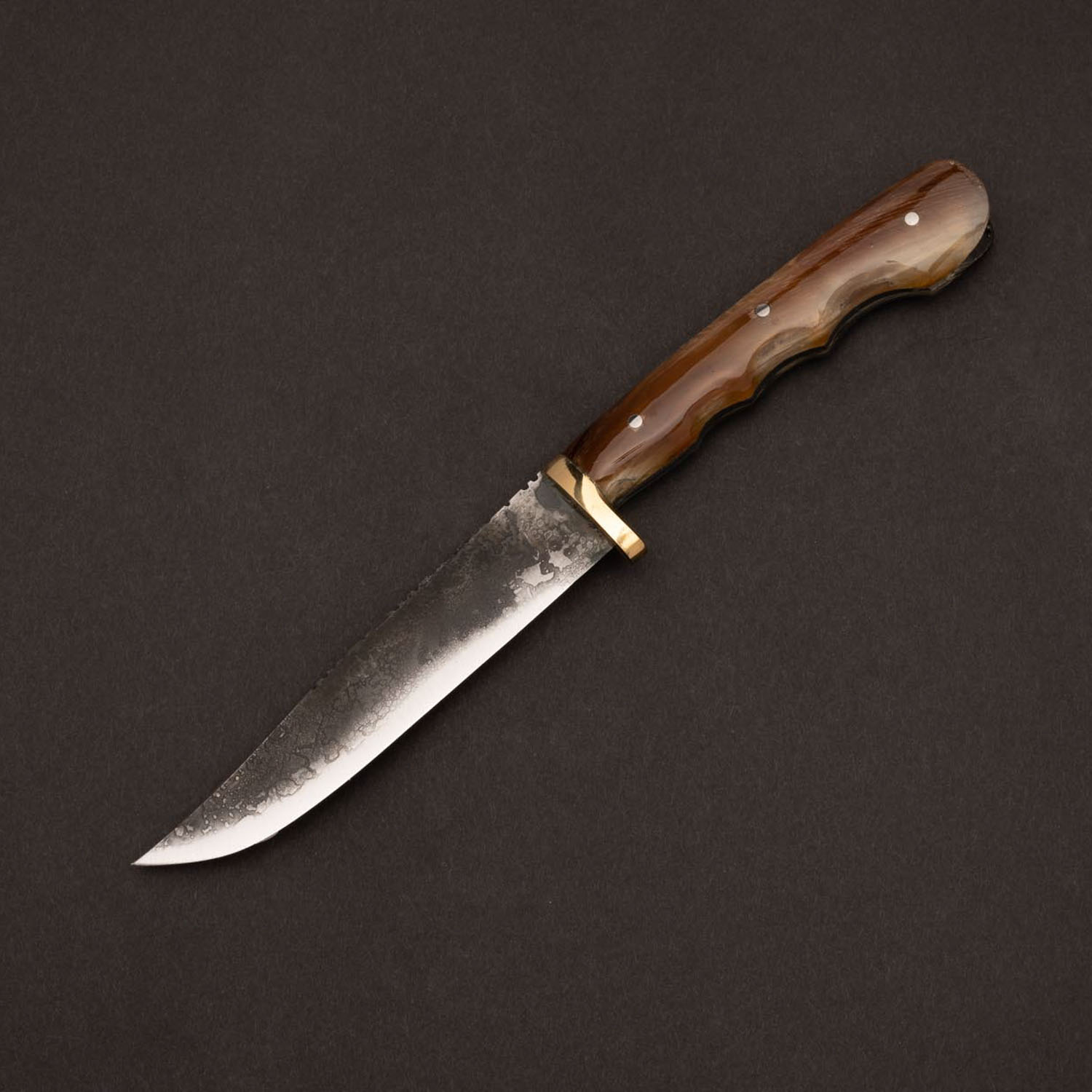 Σούστα με άσπρο κέρατο και μπρούτζινο χειροφυλακτήρα