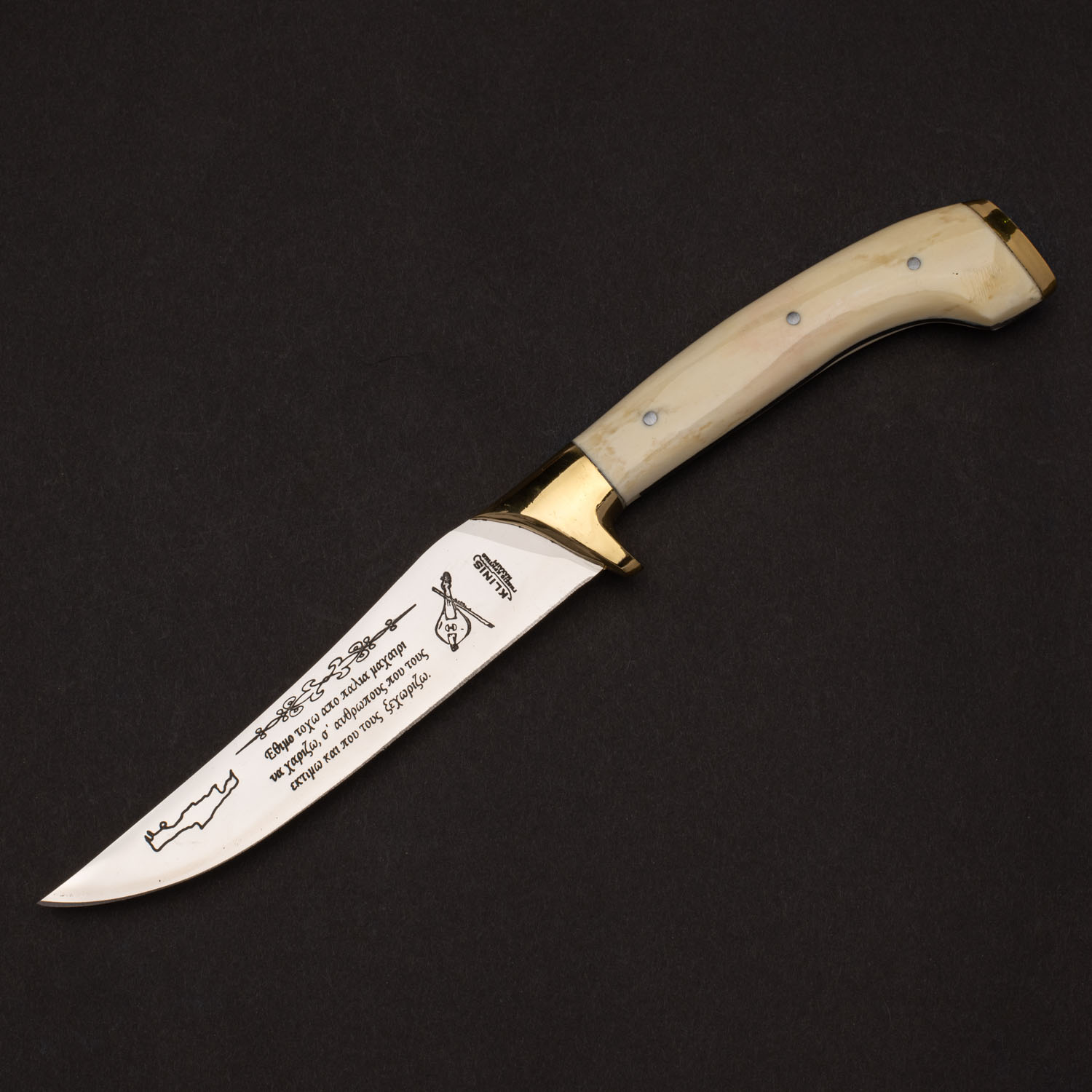 Μαχαίρι για κυνήγι με λαβ0ή από κόκκαλο μοσχαριού χειροφυλακτήρα και πλακέ τελείωμα μπρούτζινα