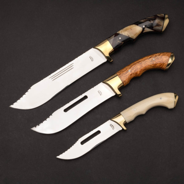 Τρία διαφορετικά μεγέθη από μαχαίρια κυνηγιού