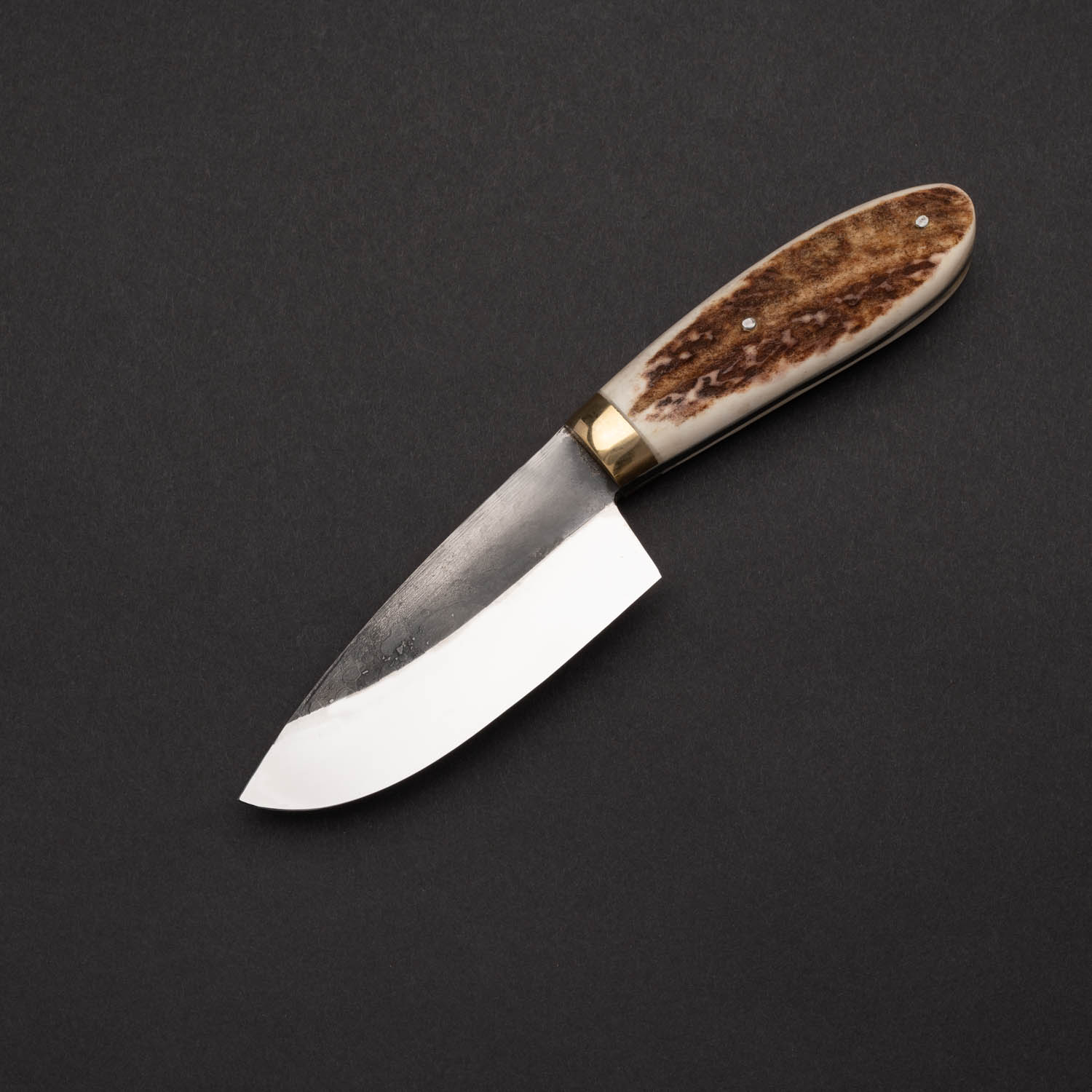 Μαχαίρι γδάρτης με λάμα από ανθρακούχο ατσάλι και λαβή από ελάφι